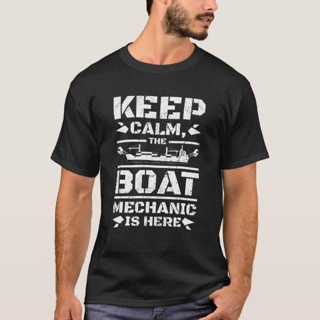 Camiseta Fique Calmo, O Mecânico Do Barco Está Aqui (Frente)
