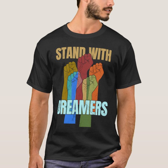 Camiseta Fique Com Sonhadores  Apoie DACA Nós Somos Todos I (Frente)