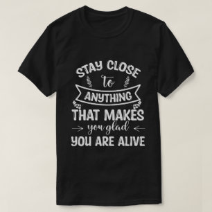Camiseta Fique perto do que te faz feliz que esteja vivo
