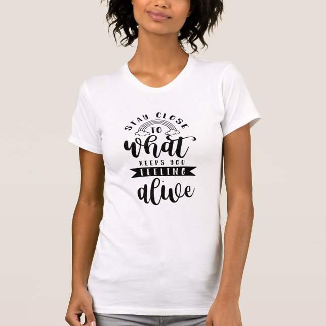 Camiseta Fique perto do que te mantém vivo (Frente)