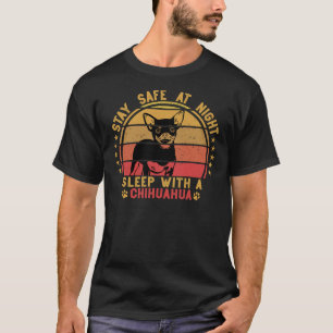 Camiseta Fique Seguro À Noite Dormindo Com Um Chihuahua Cur