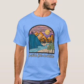 Camiseta Fique Selvagem Por Um Tempo Caminhando Montanhas A