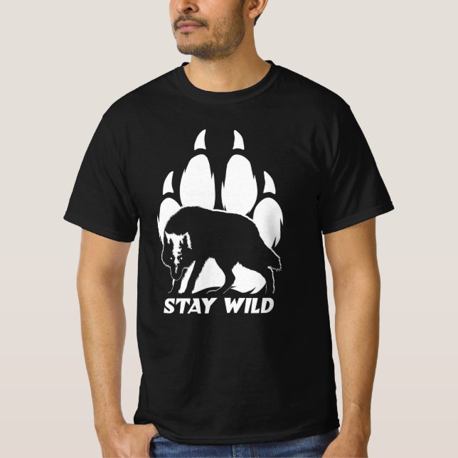 Camiseta Fique selvagem - silhueta de lobo e pegada (Frente)