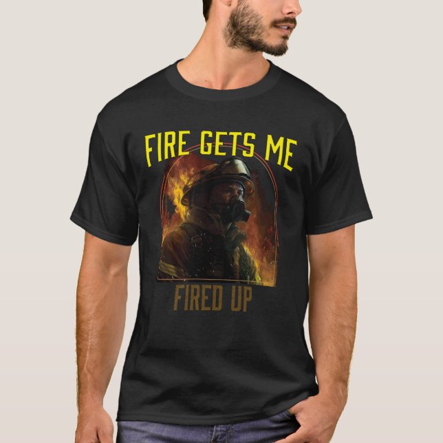 Camiseta Fire Gets Me Fired Up Fire Rescue Firefighting Fir (Frente)