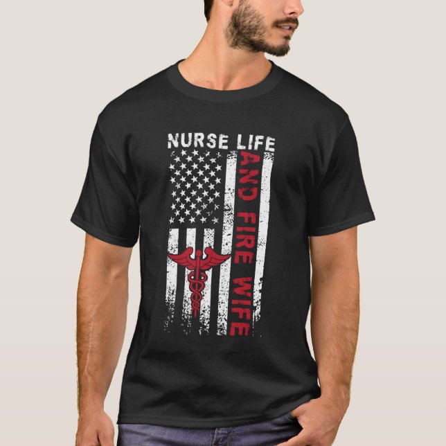Camiseta Fire Wife Nurse Life Firefighter Wife Nurse US Fla (Frente)