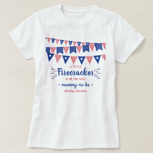 Camiseta Firecracker A Caminho! chá de fraldas De 4 De Julh (Frente do Design)