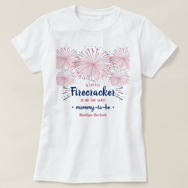 Camiseta Firecracker A Caminho! chá de fraldas De 4 De Julh (Frente do Design)