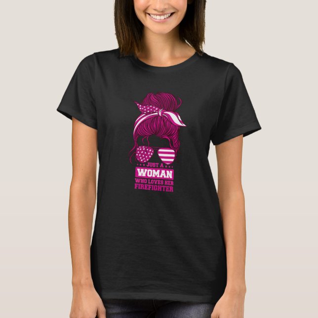 Camiseta Firefighter Wife Just a Woman Who Loves Her Firefi (Frente)