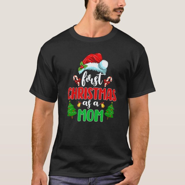 Camiseta First Christmas As A Mom New Parents Santa Pregnan (Frente)