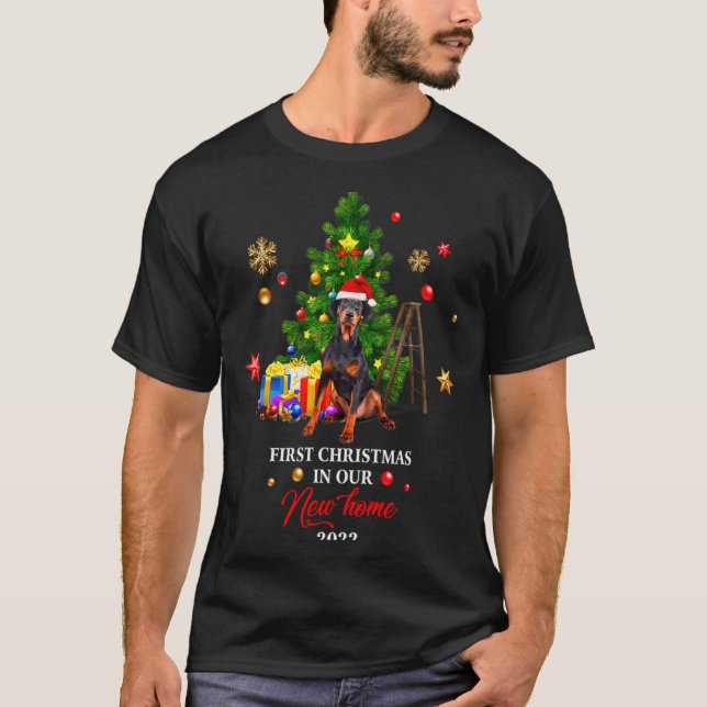 Camiseta First Christmas In Our New Home Xmas Dorberman T S (Frente)
