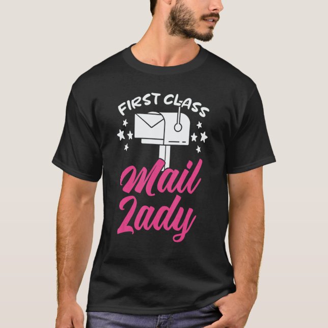 Camiseta First Class Mail Lady Postal Worker Postwoman Mail (Frente)