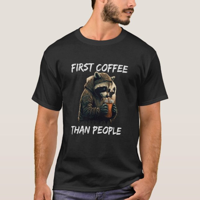 Camiseta First coffee than people racoon (Frente)