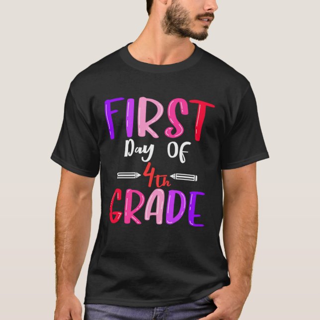 Camiseta First Day Of 4th Grade Back To School Students Fou (Frente)