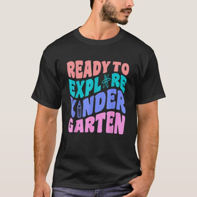 Camiseta First Day Of Kindergarten Ready to Explore Kinderg (Frente)