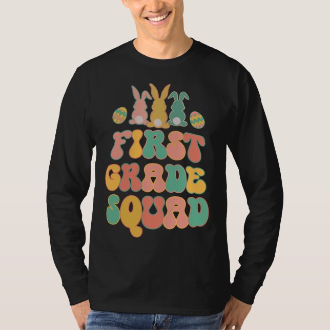 Camiseta First Grad Squad Teacher  Retro Groovy Easter Bunn (Frente)