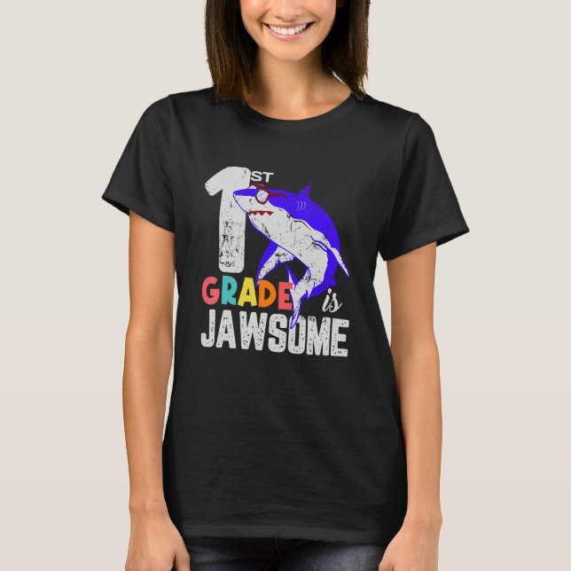 Camiseta First Grade Boys Girls JawSome Shark First Day of  (Frente)