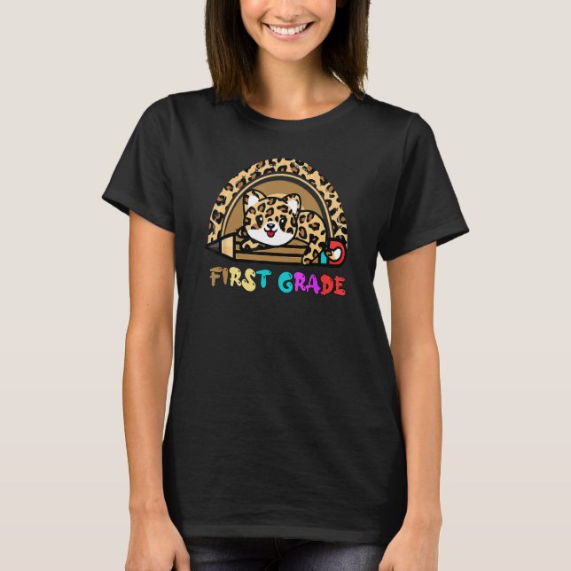 Camiseta First Grade Leopard Rainbow Girls Boys Teacher 1st (Frente)