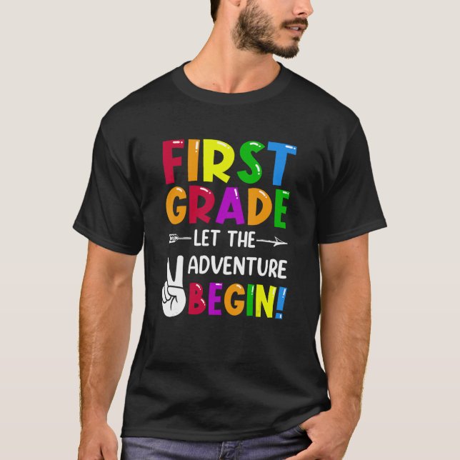 Camiseta First Grade Let The Adventure Begin Back To School (Frente)