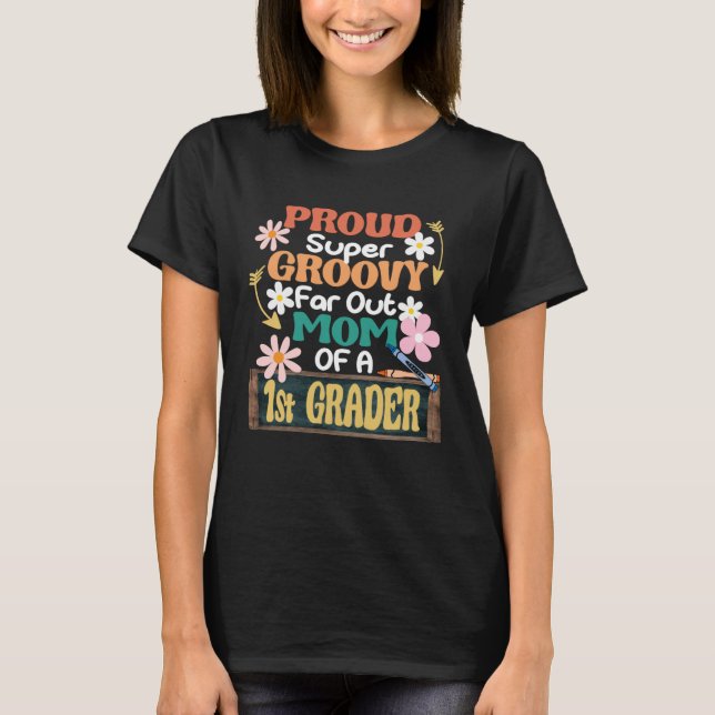 Camiseta First Grade Proud Groovy Far Out Mom Of A 1st Grad (Frente)