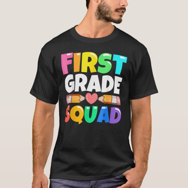 Camiseta First Grade Squad  Back To School 1st Graders Teac (Frente)