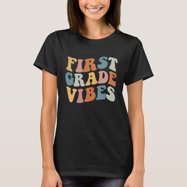 Camiseta First Grade Vibes  1st Grade Team Retro 1st Day of (Frente)