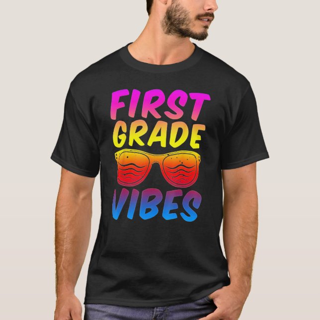 Camiseta First Grade Vibes First Day Of 1st Grade Kids Back (Frente)