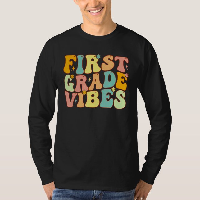 Camiseta First Grade Vibes Groovy First Day Of 1st Grade Te (Frente)