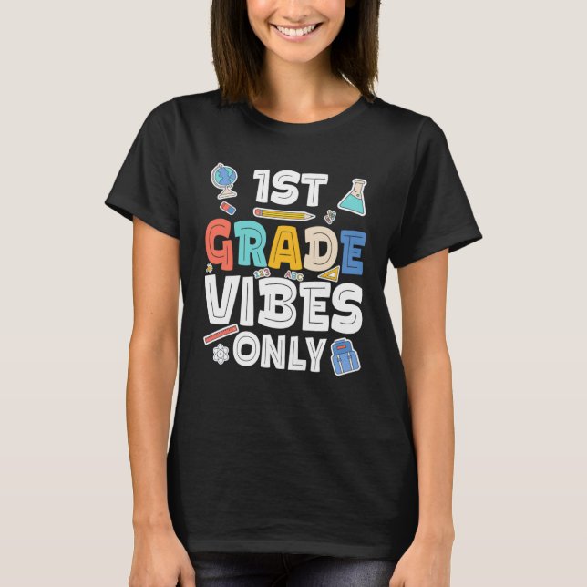 Camiseta First Grade Vibes Only  1st Grade Back To School (Frente)