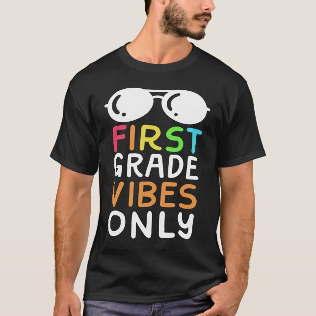 Camiseta First Grade Vibes Only Funny First Grader School A (Frente)