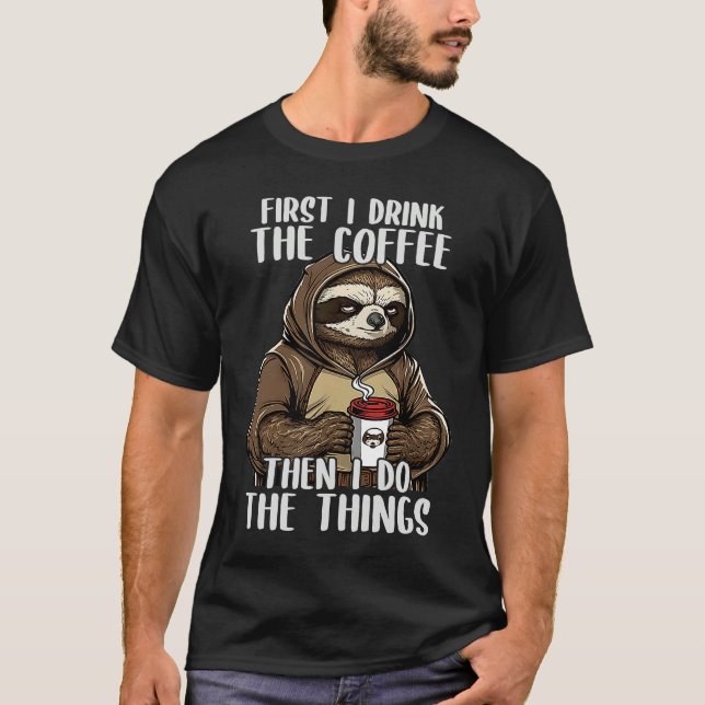 Camiseta First I Do The Coffee Coffee & Sarcastic Sloth Gru (Frente)