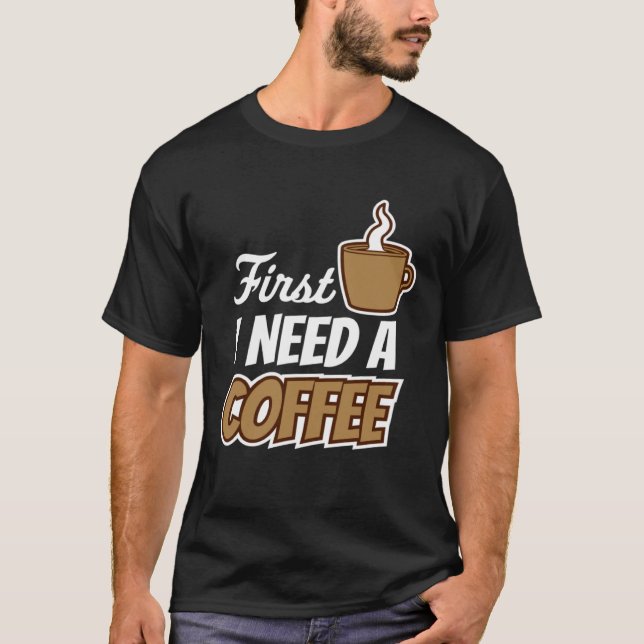 Camiseta First I Need A Coffee  Quote Favorite Drink Caffei (Frente)