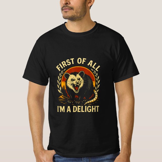 Camiseta First Of All I'm A Delight Sarcastic Angry Opossum (Frente)