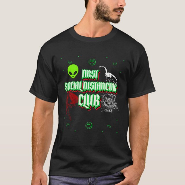 CAMISETA FIRST SOCIAL DISTANCING CLUB CRYPTID ALIEN LOCH NE (Frente)