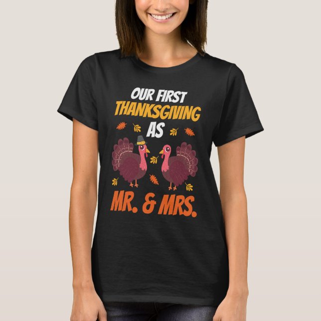 Camiseta First Thanksgiving As Mr and Mrs  Thanksgiving Fam (Frente)
