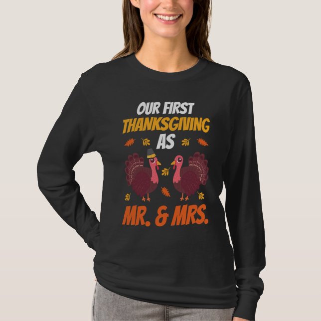 Camiseta First Thanksgiving As Mr and Mrs  Thanksgiving Fam (Frente)
