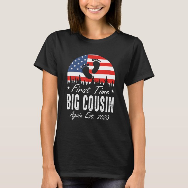 Camiseta First Time Big Cousin Again Est 2023 US Flag Fathe (Frente)