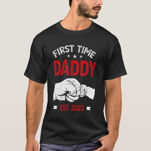Camiseta First Time Dad 2023 Father s Day Promoted Daddy Me (Frente)