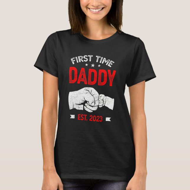 Camiseta First Time Dad 2023 Father s Day Promoted Daddy Me (Frente)