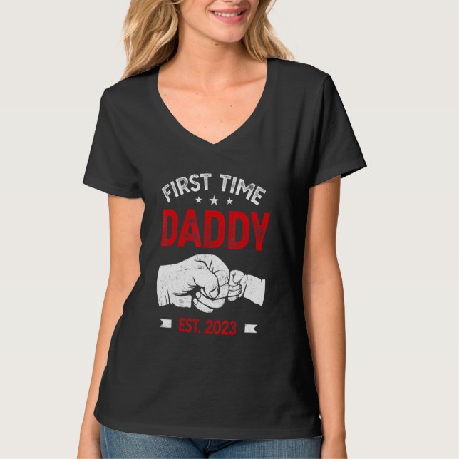 Camiseta First Time Dad 2023 Father s Day Promoted Daddy Me (Frente)