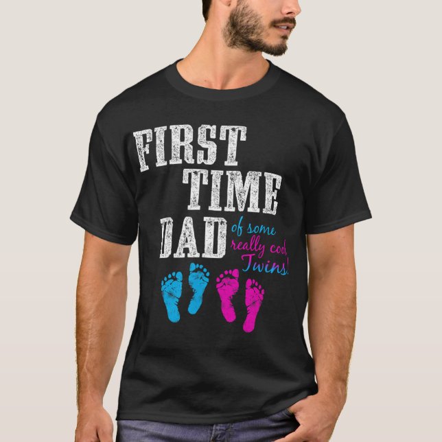 Camiseta First Time Dad, Daddy Of Bg Twins, Father's Day Gi (Frente)