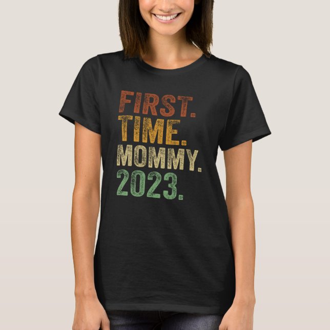 Camiseta First Time Mommy 2023 Mom Pregnant Mother To Be (Frente)