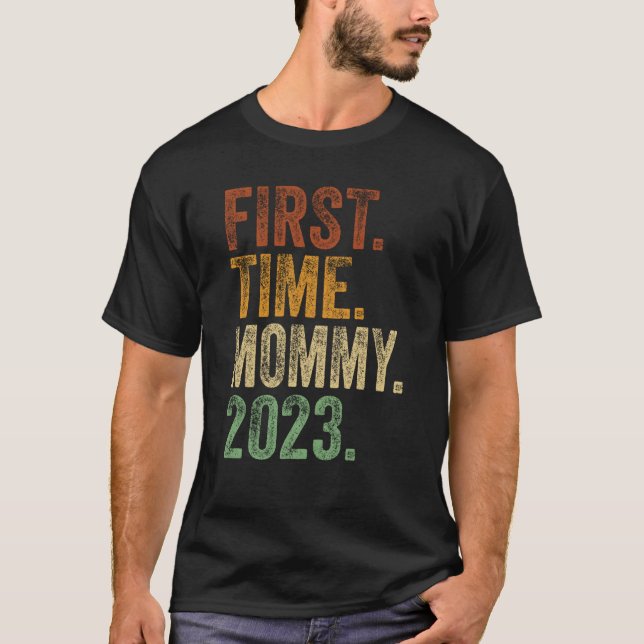Camiseta First Time Mommy 2023 Shirt Pregnant Mom Mother To (Frente)
