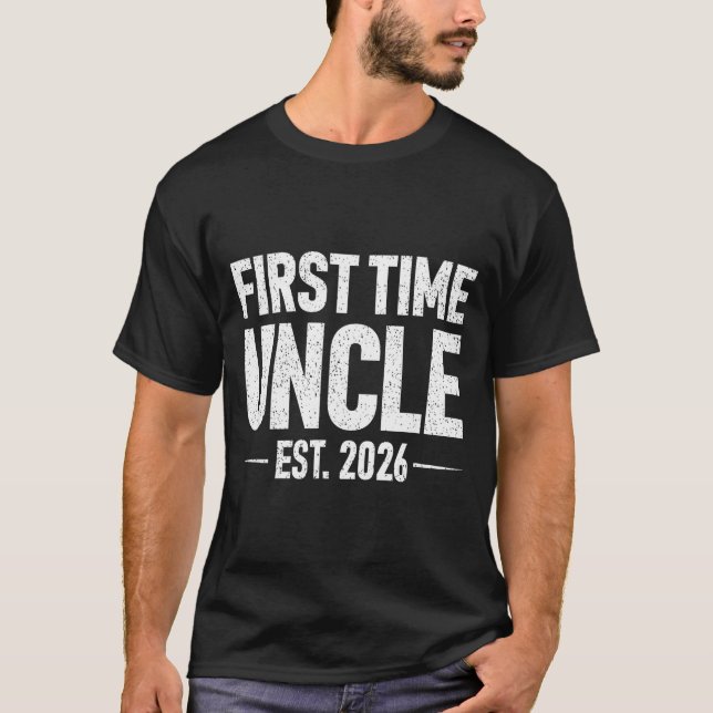 Camiseta First Time Uncle Est. 2026 Funny New Uncle  (Frente)
