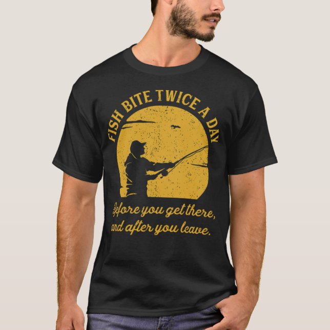 Camiseta Fishing Dad Joke Fish bite twice a day big rock fi (Frente)