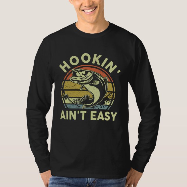 Camiseta Fishing  Hookin Aint Easy Dad Papa   Bass Fish (Frente)