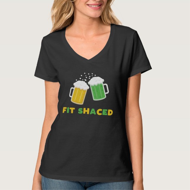 Camiseta Fit Schaced  St Patrick s Day Drunk Drinks Bar Cra (Frente)