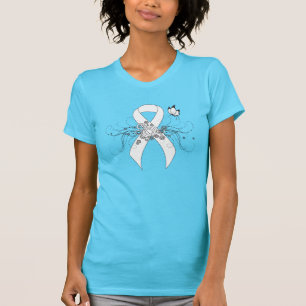 Camiseta Fita branca da consciência com borboleta