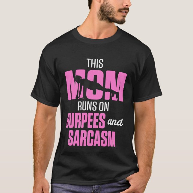 Camiseta Fitness This Mom Runs on Burpees and Sarcasm (Frente)