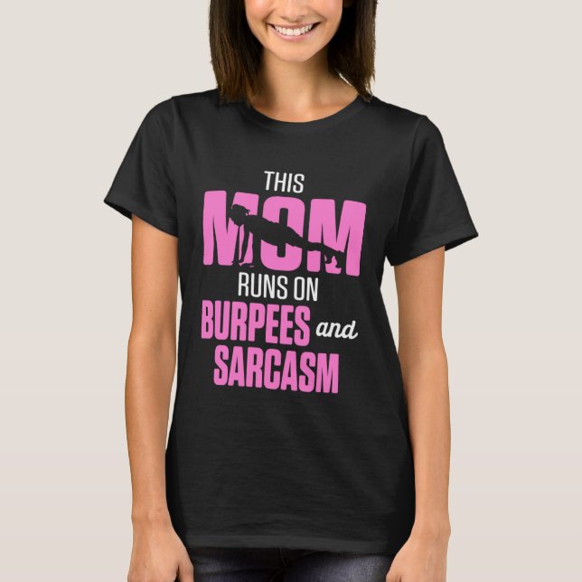 Camiseta Fitness This Mom Runs on Burpees and Sarcasm (Frente)