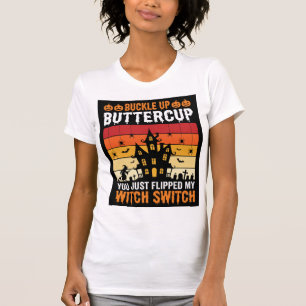 Camiseta Fivela de Halloween Buckle Up Buttercup Bruxa Desi